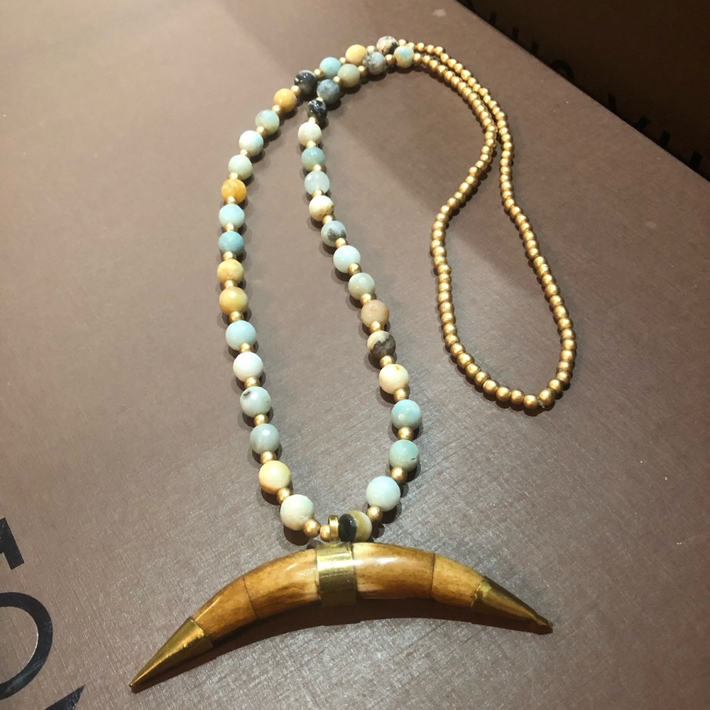 Beaded necklace with horn pendant
